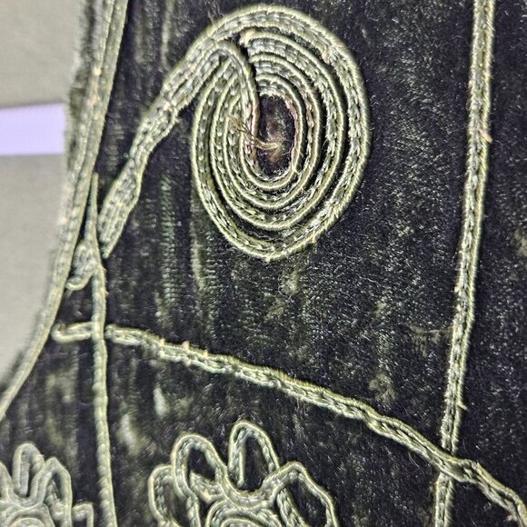 Bohemian Green Velvet Cardigan With Floral Embroidery & Button Closure - Picture 4 of 9